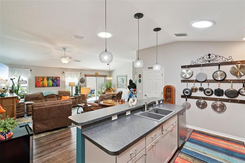 Activo con contrato: $319,000 (3 camas, 2 baños, 1426 Pies cuadrados)