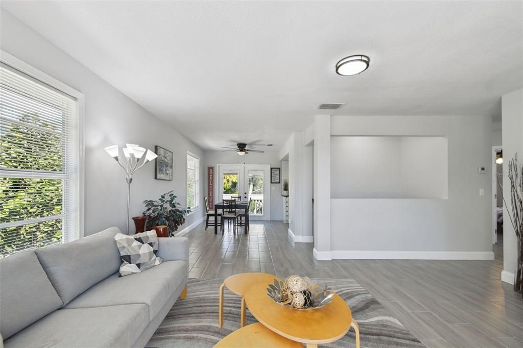 На продажу: $319,996 (4 спален, 3 ванн, 1798 Квадратных фут)