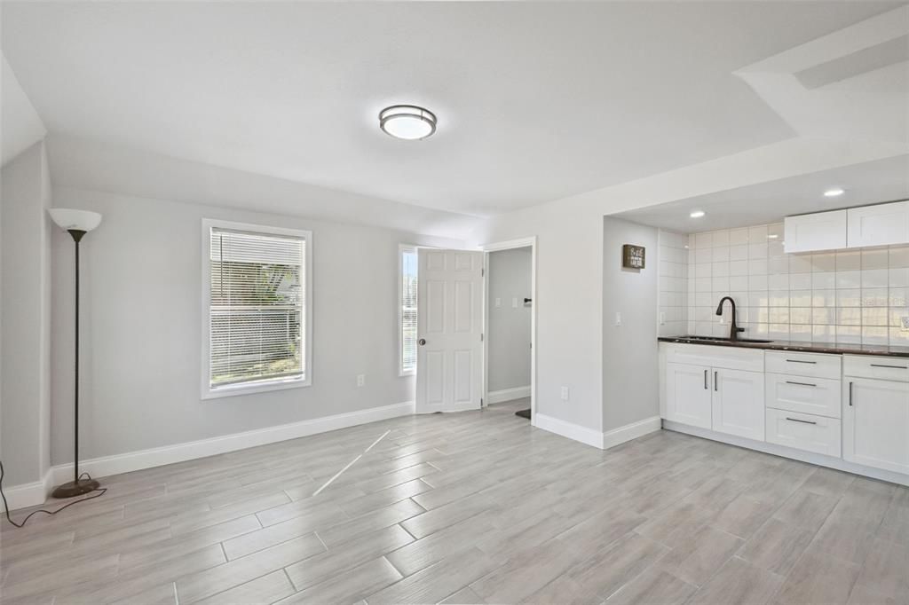 На продажу: $319,996 (4 спален, 3 ванн, 1798 Квадратных фут)