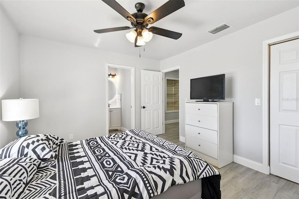 На продажу: $319,996 (4 спален, 3 ванн, 1798 Квадратных фут)