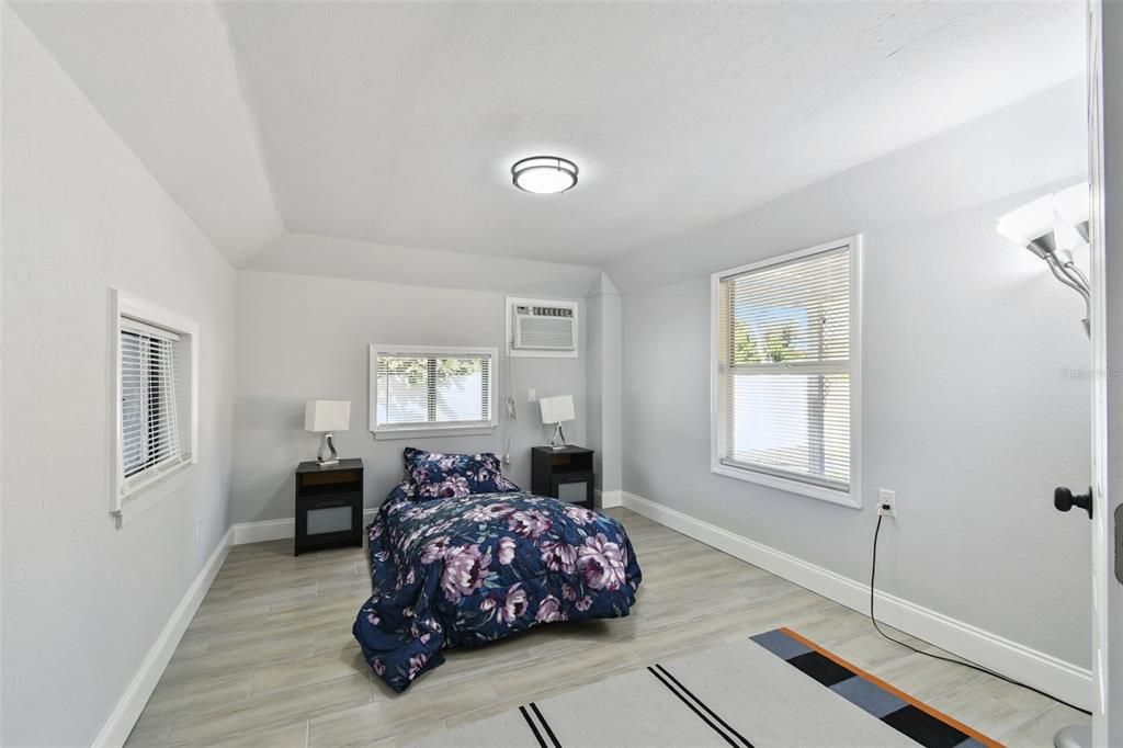 На продажу: $319,996 (4 спален, 3 ванн, 1798 Квадратных фут)