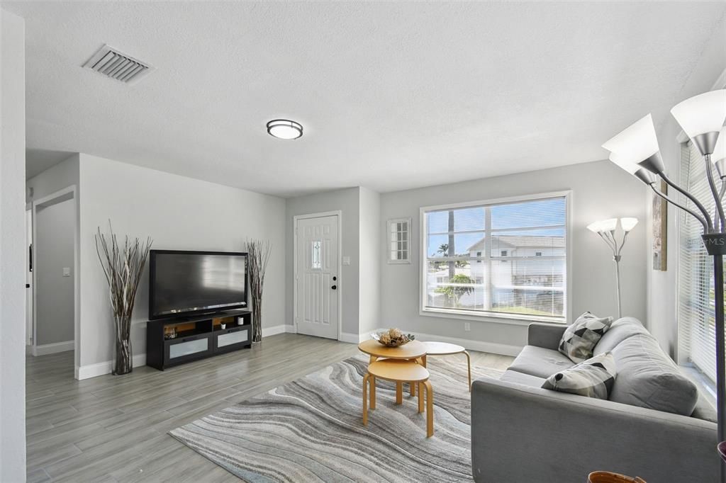 На продажу: $319,996 (4 спален, 3 ванн, 1798 Квадратных фут)