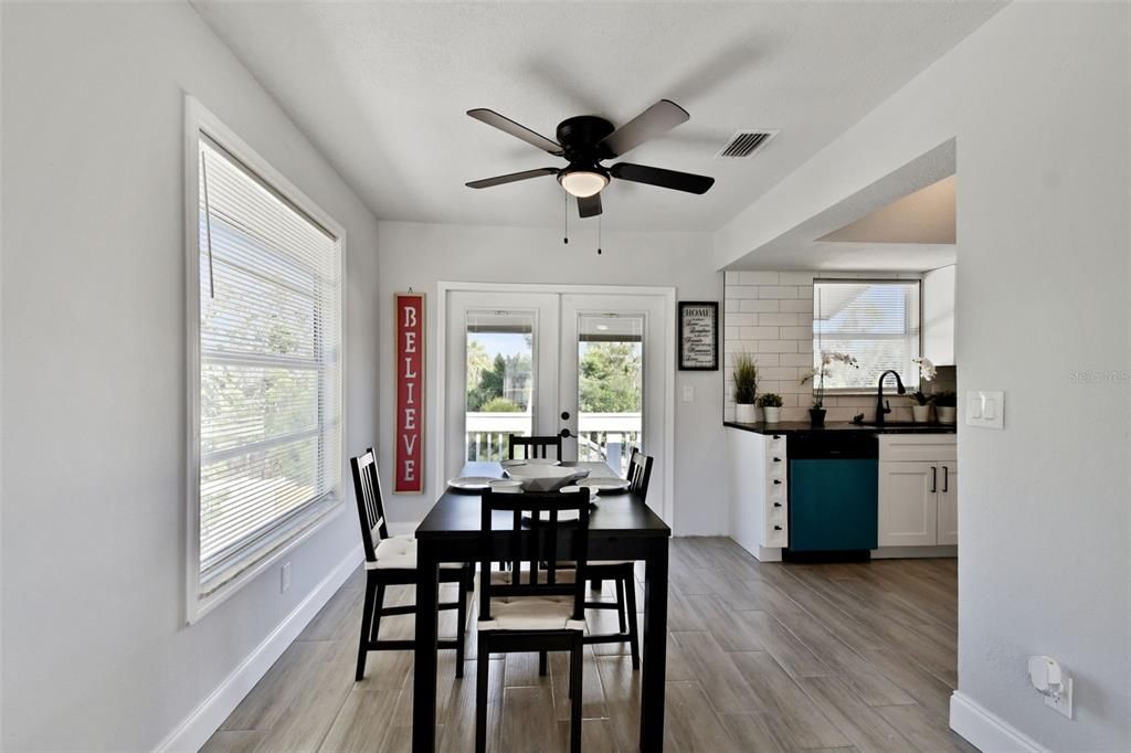 На продажу: $319,996 (4 спален, 3 ванн, 1798 Квадратных фут)