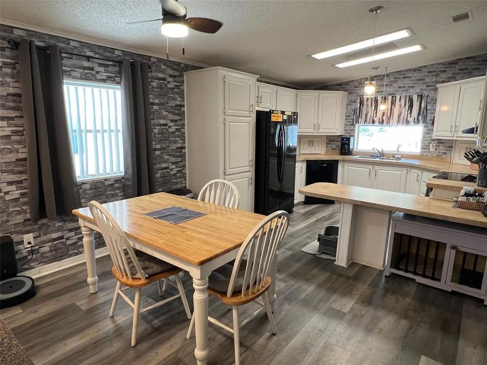 For Sale: $165,000 (2 beds, 2 baths, 1294 Square Feet)