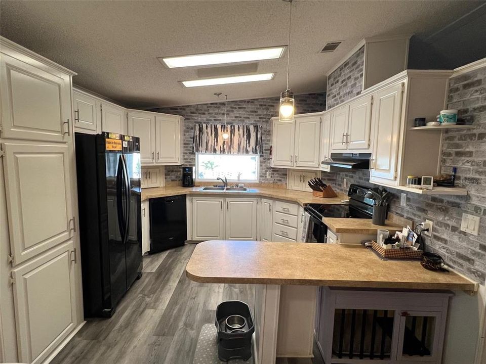 For Sale: $165,000 (2 beds, 2 baths, 1294 Square Feet)