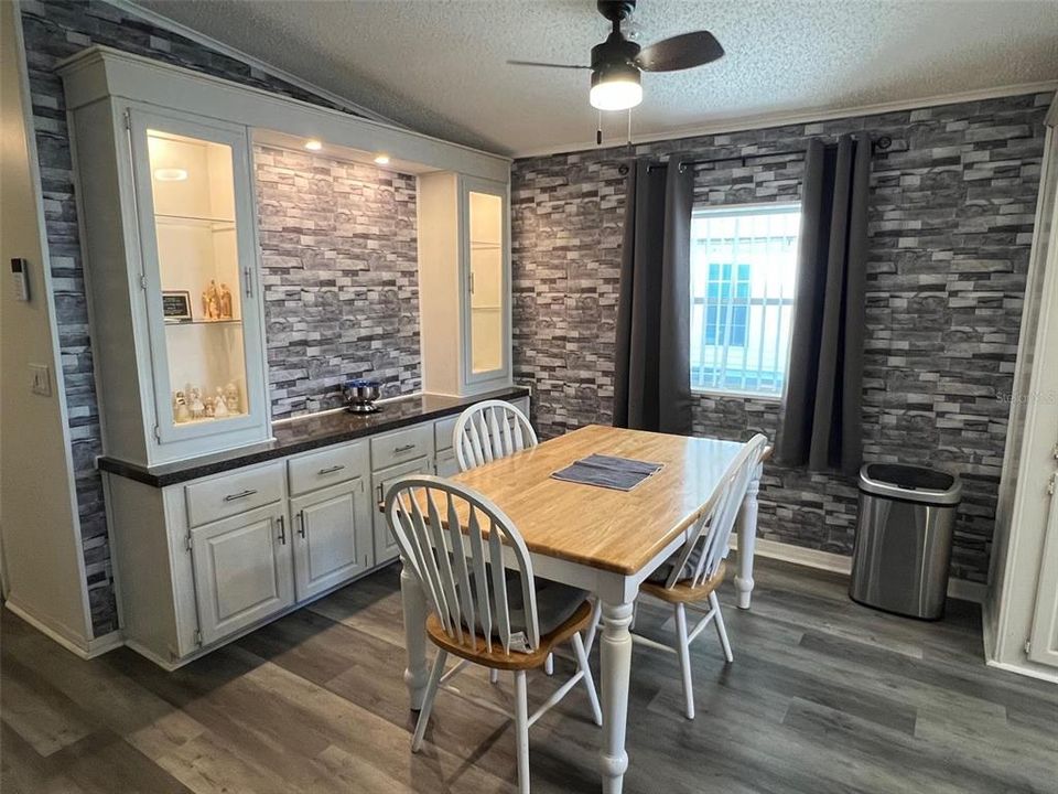 For Sale: $165,000 (2 beds, 2 baths, 1294 Square Feet)