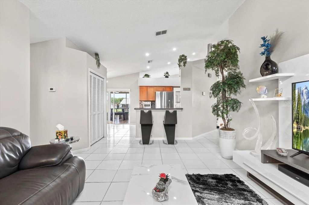 合同活跃: $2,500 (4 贝兹, 2 浴室, 2080 平方英尺)