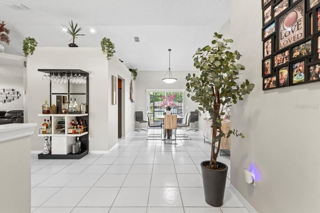 合同活跃: $2,500 (4 贝兹, 2 浴室, 2080 平方英尺)