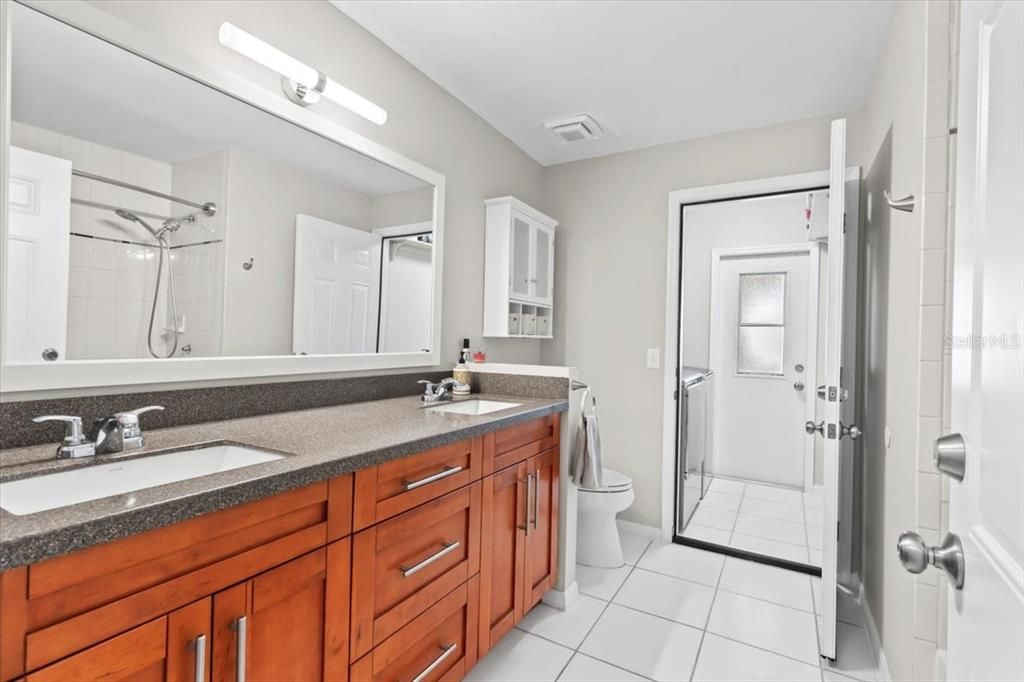 合同活跃: $2,500 (4 贝兹, 2 浴室, 2080 平方英尺)