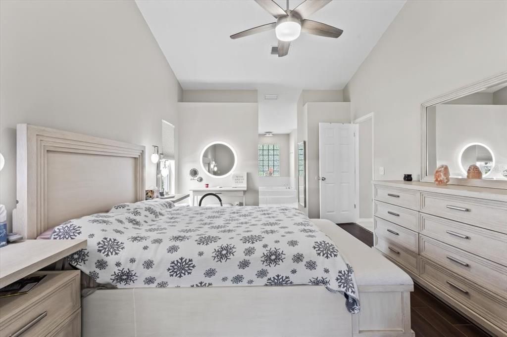 合同活跃: $2,500 (4 贝兹, 2 浴室, 2080 平方英尺)