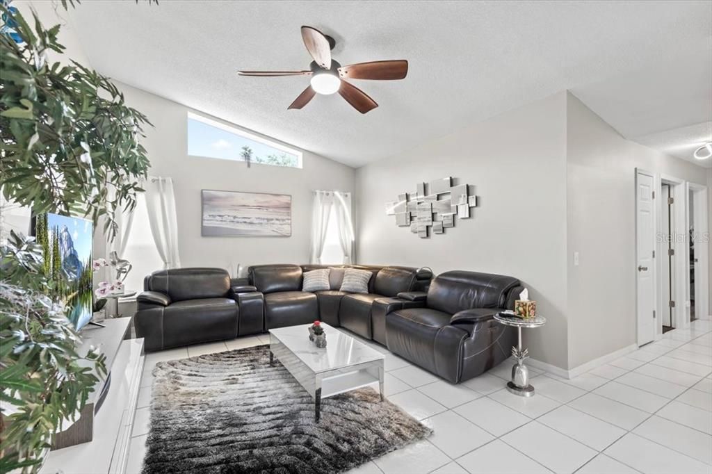 合同活跃: $2,500 (4 贝兹, 2 浴室, 2080 平方英尺)