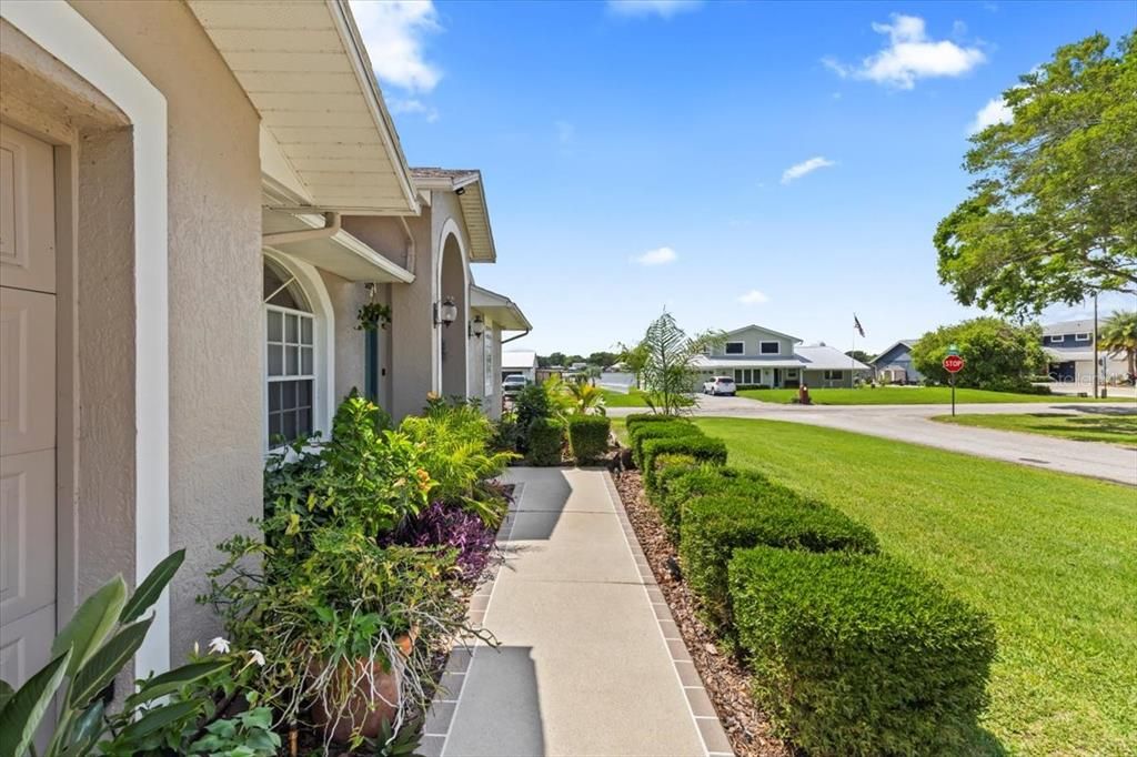 合同活跃: $2,500 (4 贝兹, 2 浴室, 2080 平方英尺)