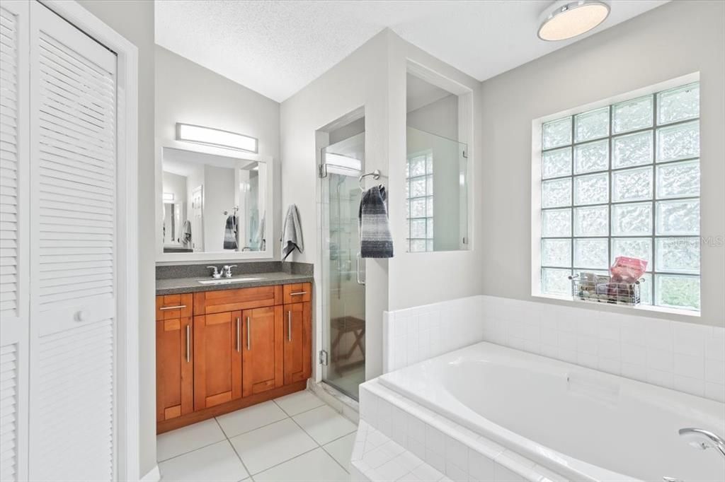 合同活跃: $2,500 (4 贝兹, 2 浴室, 2080 平方英尺)