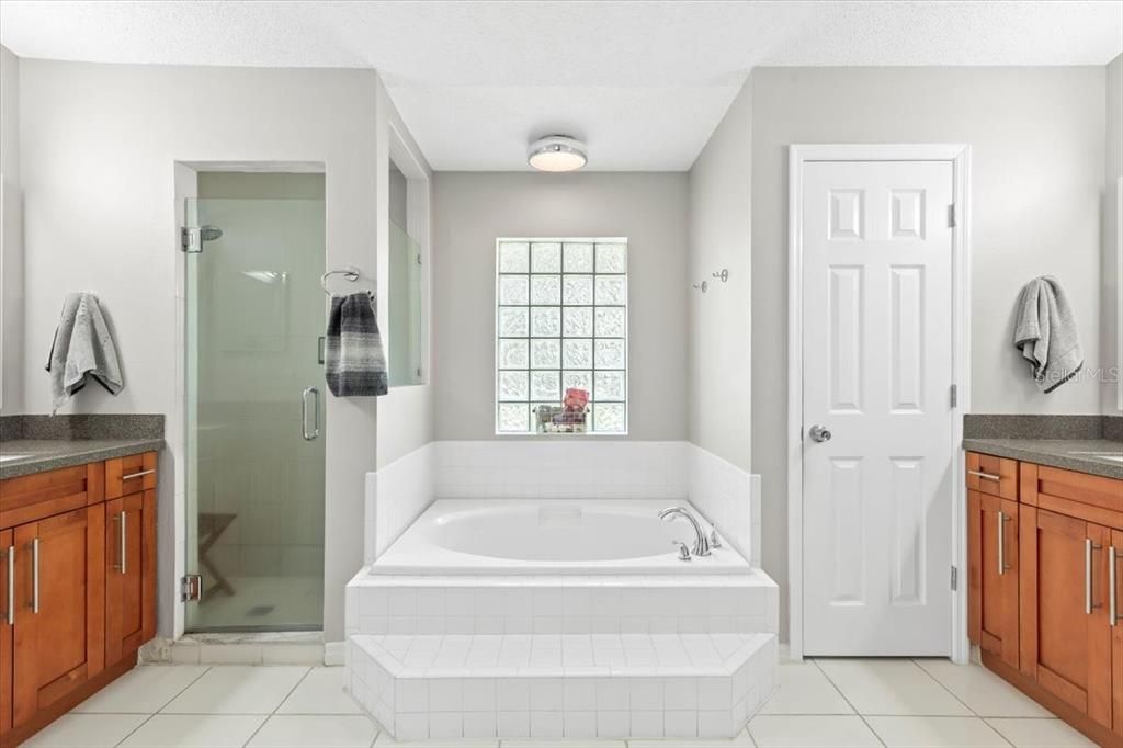 合同活跃: $2,500 (4 贝兹, 2 浴室, 2080 平方英尺)