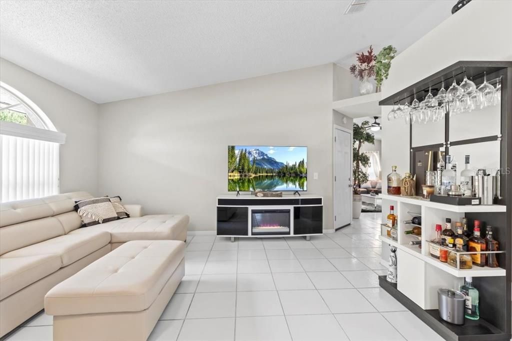 合同活跃: $2,500 (4 贝兹, 2 浴室, 2080 平方英尺)