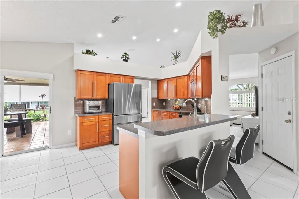 合同活跃: $2,500 (4 贝兹, 2 浴室, 2080 平方英尺)