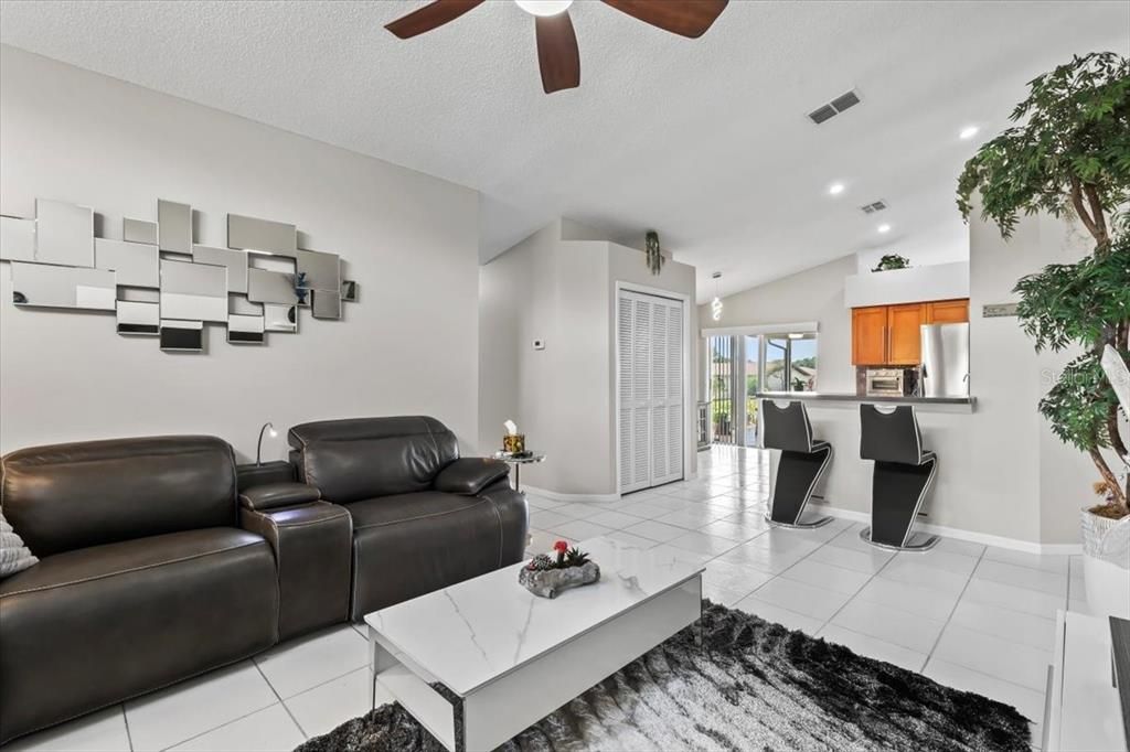 合同活跃: $2,500 (4 贝兹, 2 浴室, 2080 平方英尺)