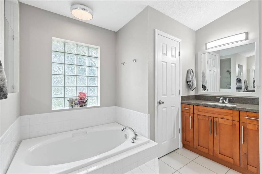 合同活跃: $2,500 (4 贝兹, 2 浴室, 2080 平方英尺)