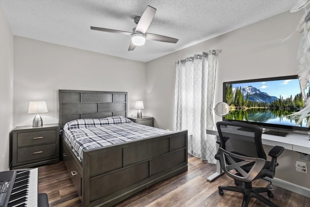 合同活跃: $2,500 (4 贝兹, 2 浴室, 2080 平方英尺)