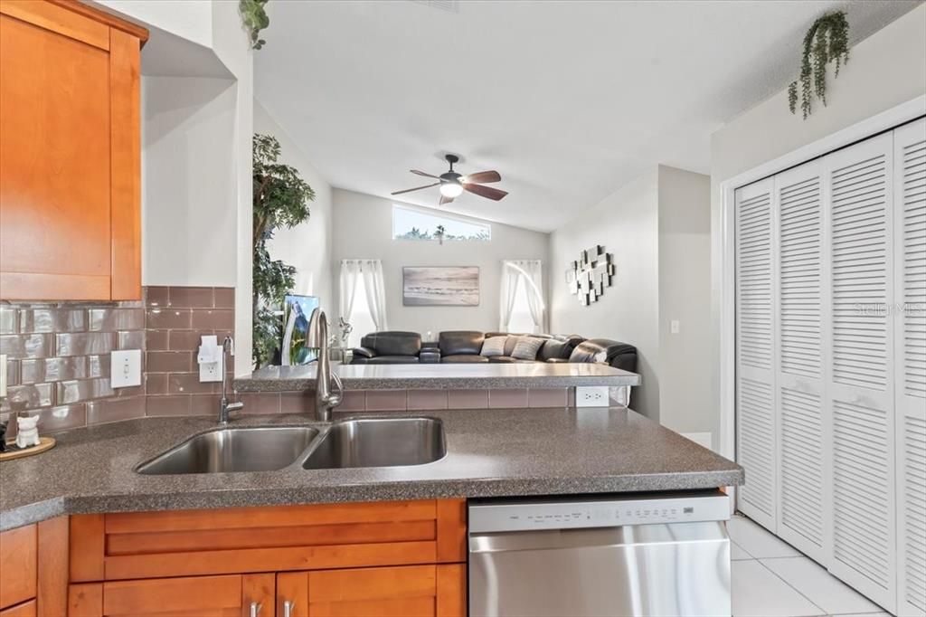 合同活跃: $2,500 (4 贝兹, 2 浴室, 2080 平方英尺)