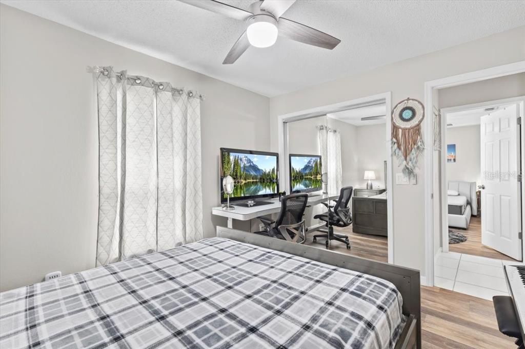 合同活跃: $2,500 (4 贝兹, 2 浴室, 2080 平方英尺)