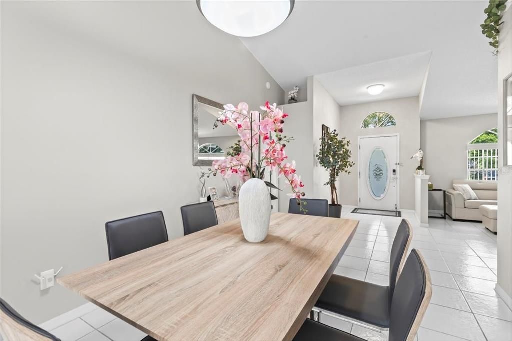 合同活跃: $2,500 (4 贝兹, 2 浴室, 2080 平方英尺)