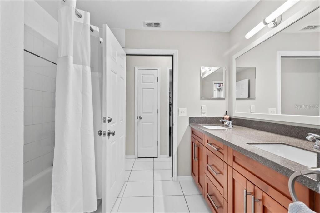 合同活跃: $2,500 (4 贝兹, 2 浴室, 2080 平方英尺)