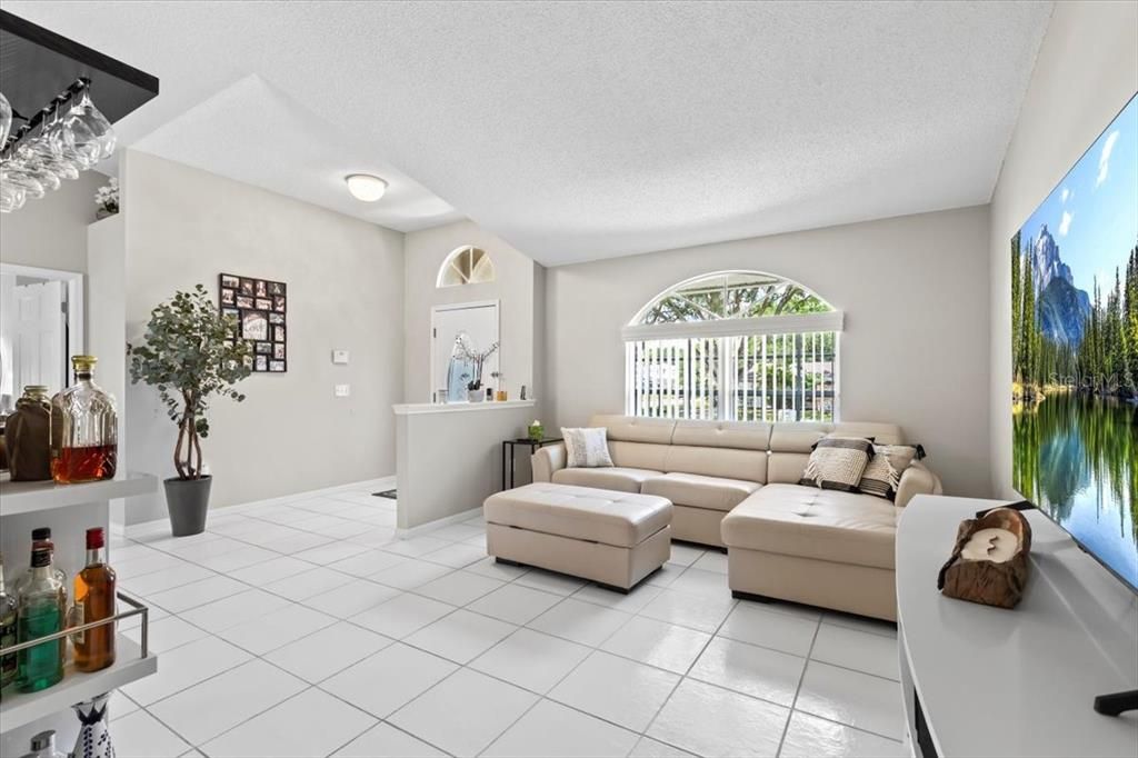 合同活跃: $2,500 (4 贝兹, 2 浴室, 2080 平方英尺)