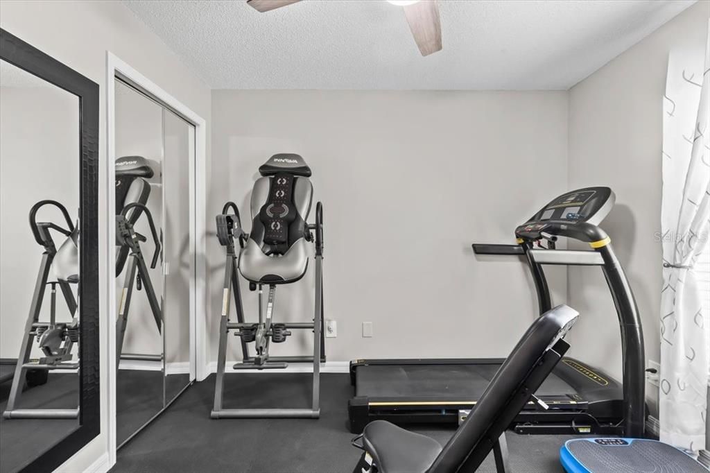 合同活跃: $2,500 (4 贝兹, 2 浴室, 2080 平方英尺)