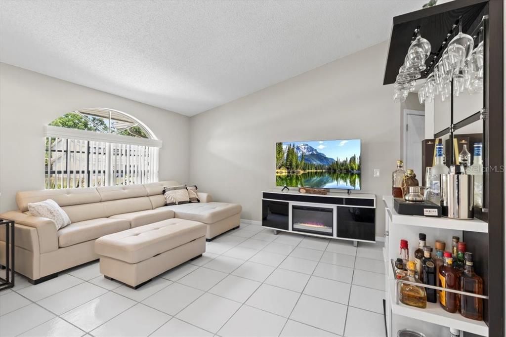 合同活跃: $2,500 (4 贝兹, 2 浴室, 2080 平方英尺)