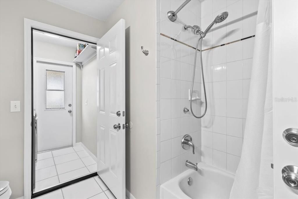 合同活跃: $2,500 (4 贝兹, 2 浴室, 2080 平方英尺)