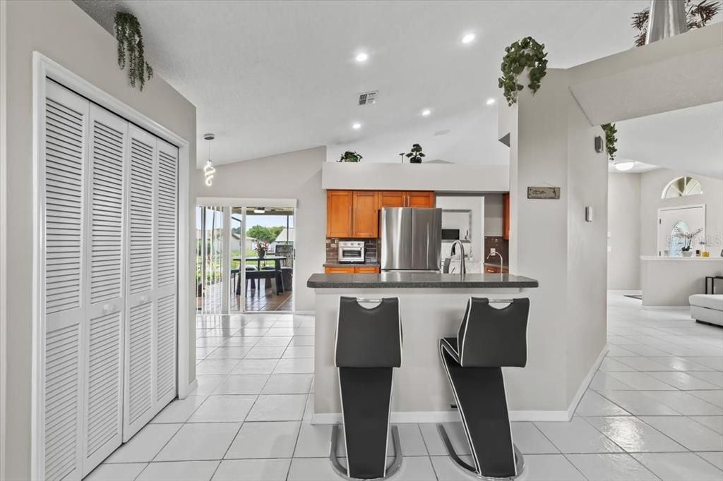 合同活跃: $2,500 (4 贝兹, 2 浴室, 2080 平方英尺)