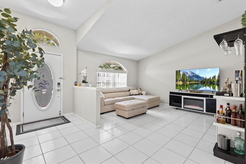 合同活跃: $2,500 (4 贝兹, 2 浴室, 2080 平方英尺)