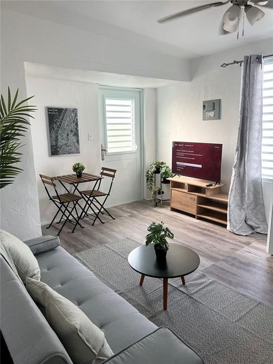 出租: $1,450 (1 贝兹, 1 浴室, 0 平方英尺)