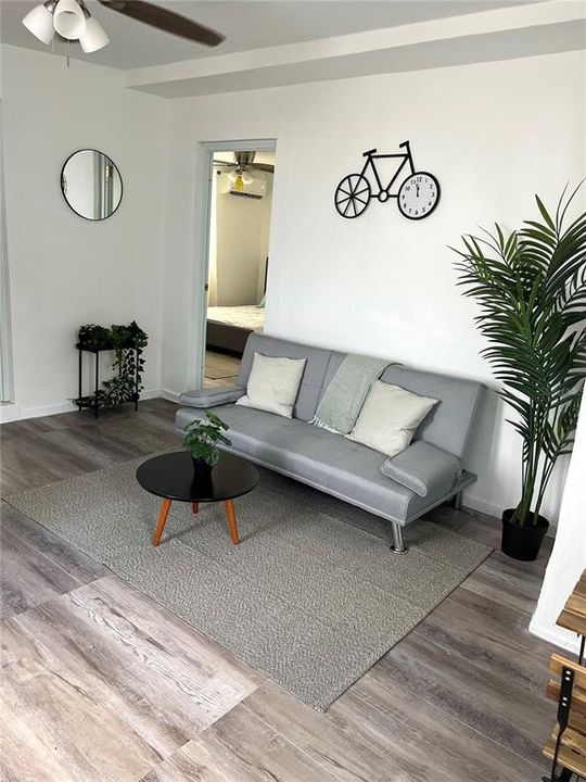 出租: $1,450 (1 贝兹, 1 浴室, 0 平方英尺)