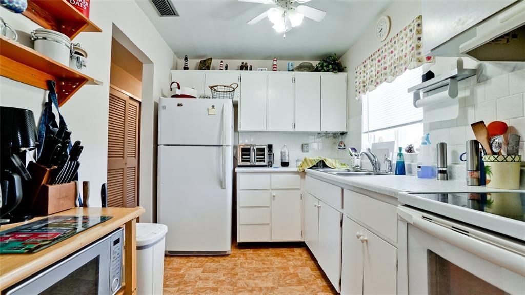 For Sale: $139,900 (2 beds, 2 baths, 862 Square Feet)