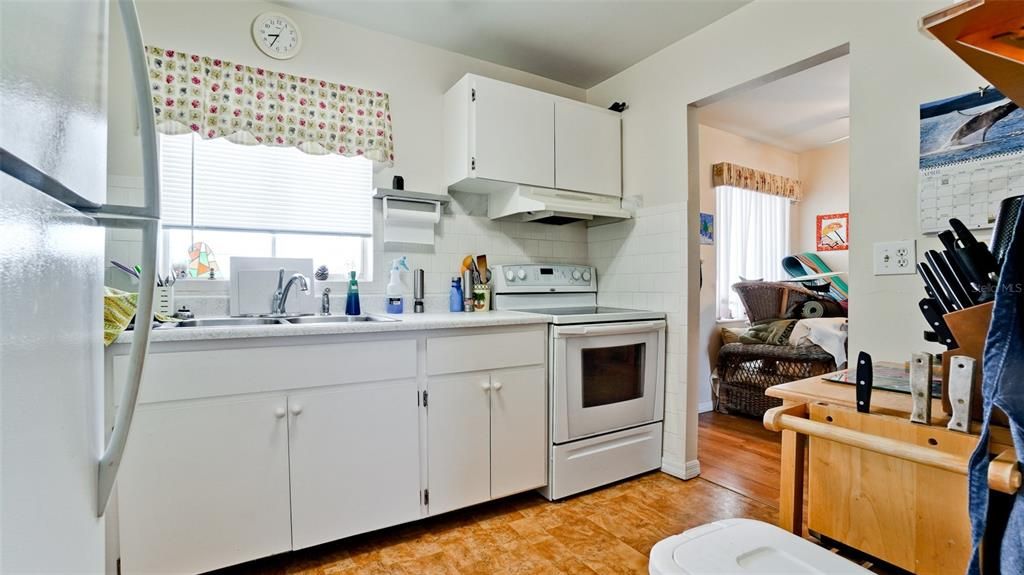 For Sale: $139,900 (2 beds, 2 baths, 862 Square Feet)