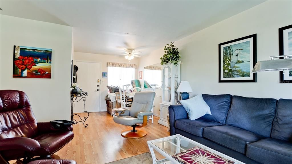 For Sale: $139,900 (2 beds, 2 baths, 862 Square Feet)