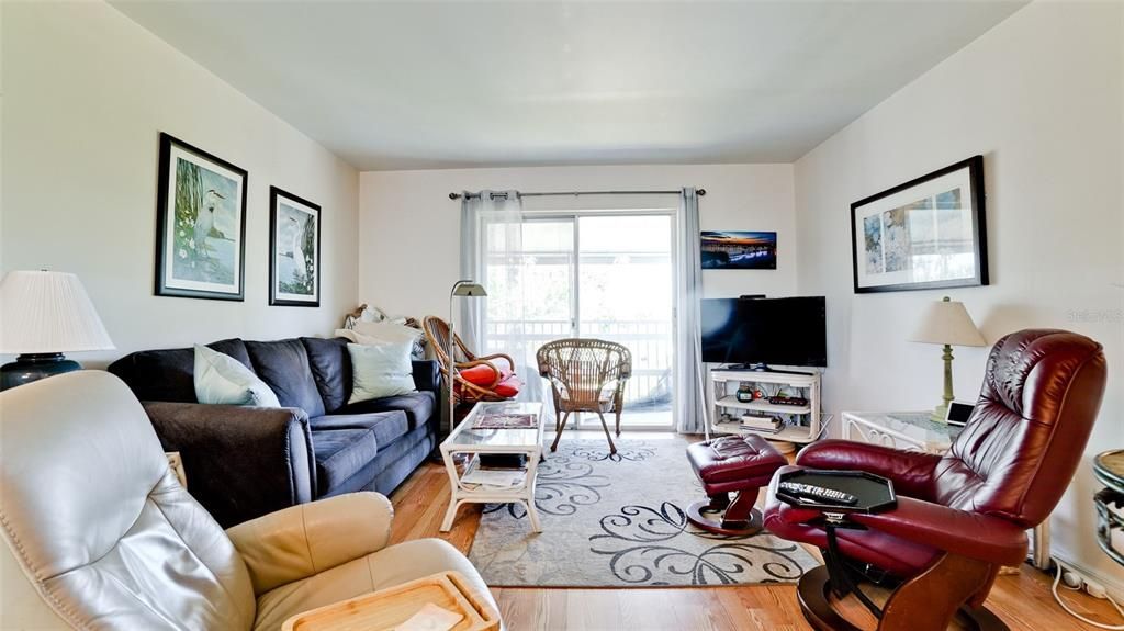 For Sale: $139,900 (2 beds, 2 baths, 862 Square Feet)