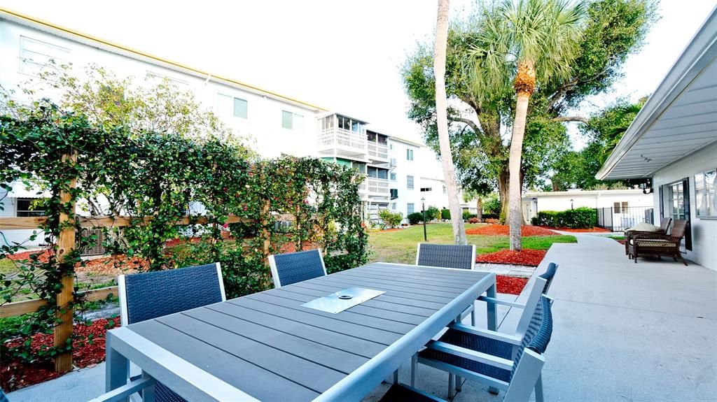 For Sale: $139,900 (2 beds, 2 baths, 862 Square Feet)