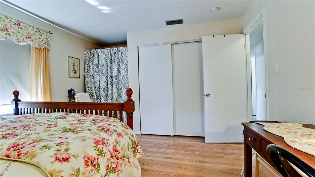 For Sale: $139,900 (2 beds, 2 baths, 862 Square Feet)