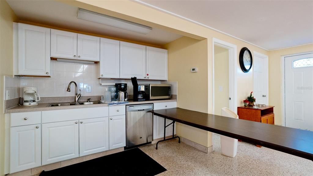 For Sale: $139,900 (2 beds, 2 baths, 862 Square Feet)