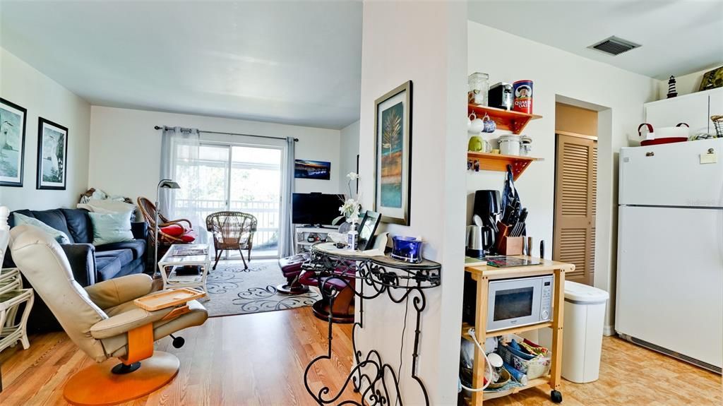 For Sale: $139,900 (2 beds, 2 baths, 862 Square Feet)