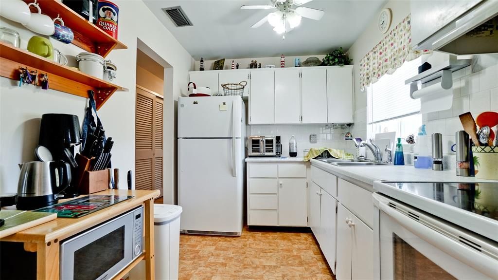 For Sale: $139,900 (2 beds, 2 baths, 862 Square Feet)