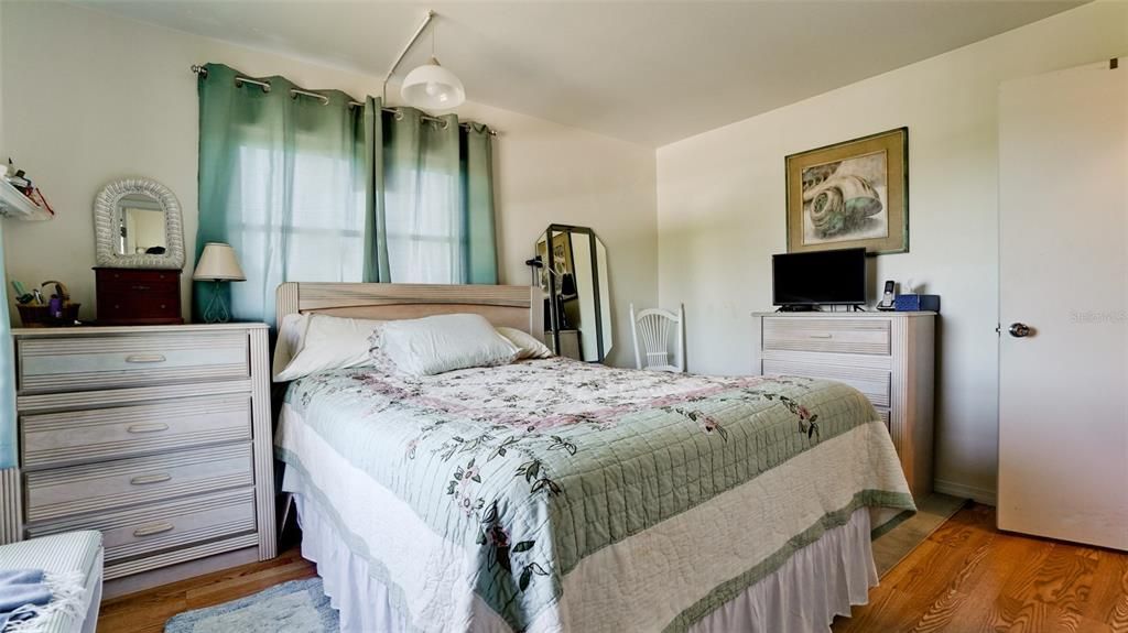 For Sale: $139,900 (2 beds, 2 baths, 862 Square Feet)