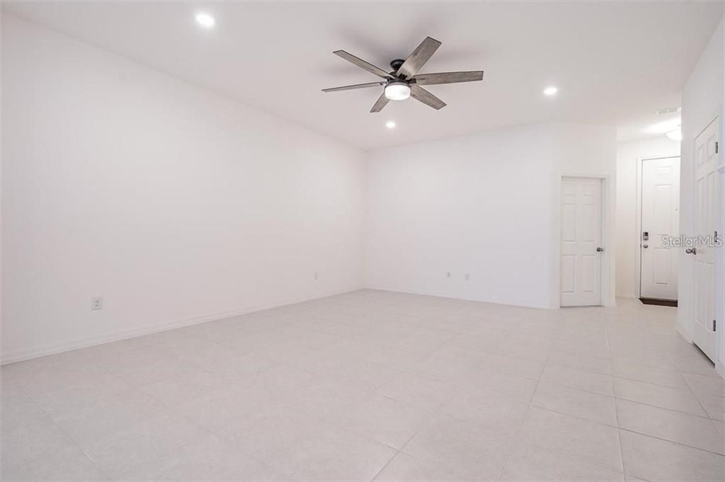 Под контрактом: $2,350 (3 спален, 2 ванн, 1572 Квадратных фут)