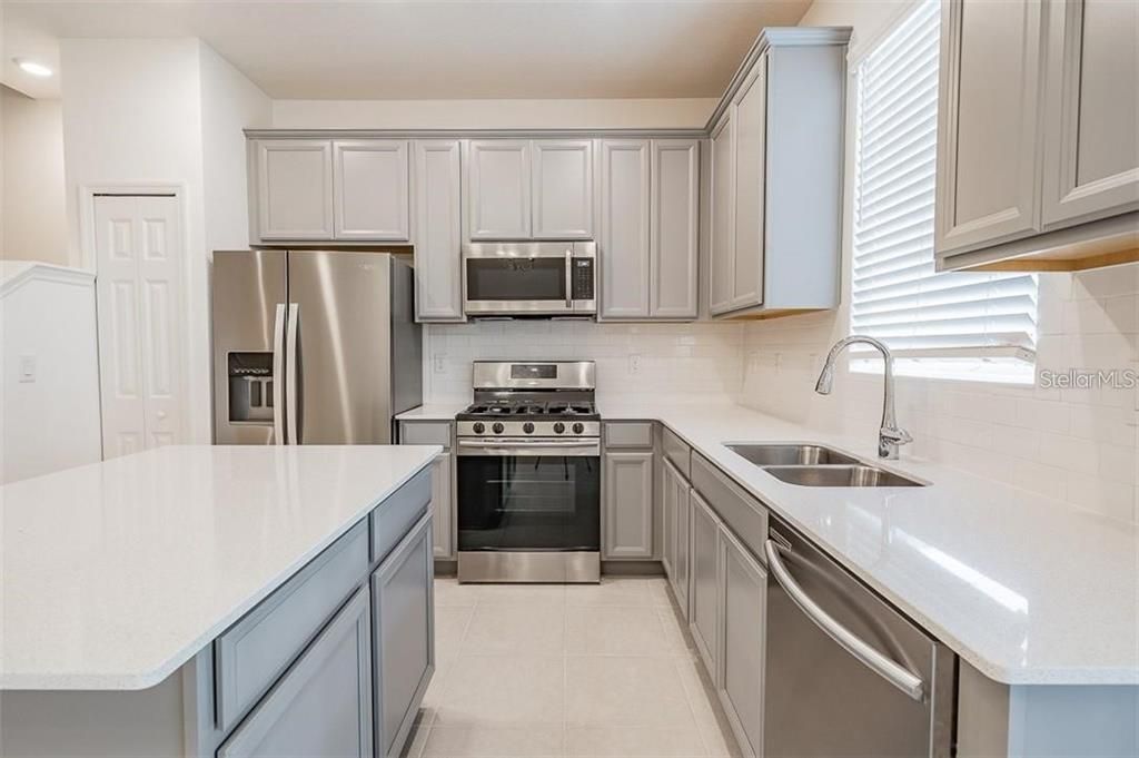 Под контрактом: $2,350 (3 спален, 2 ванн, 1572 Квадратных фут)