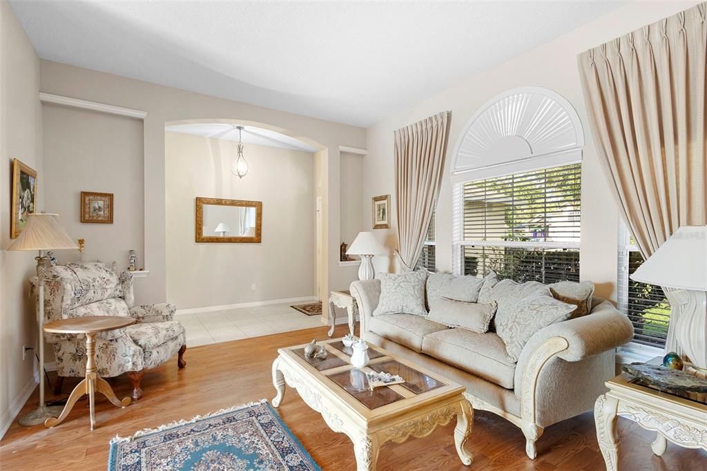 合同活跃: $380,000 (4 贝兹, 2 浴室, 2171 平方英尺)