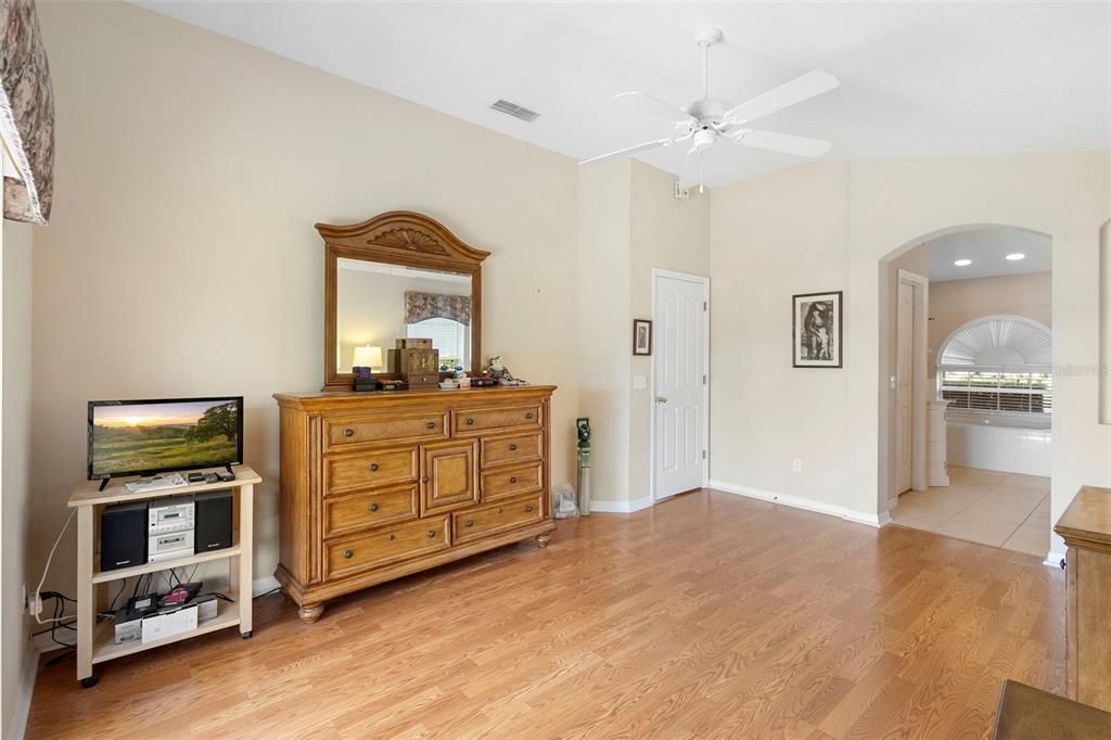 合同活跃: $380,000 (4 贝兹, 2 浴室, 2171 平方英尺)