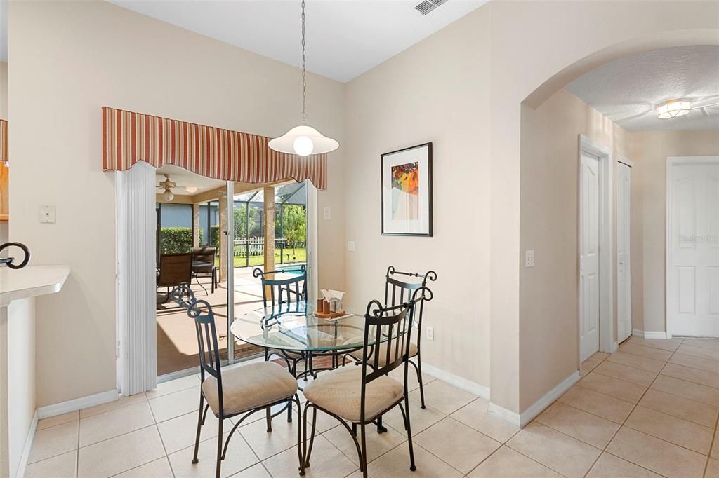 合同活跃: $380,000 (4 贝兹, 2 浴室, 2171 平方英尺)